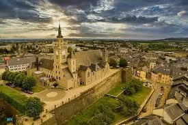 Vue de la rue d'Arlon avec bâtiment historique, idéale pour débouchage Arlon et intervention rapide en centre-ville