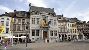 Rue animée d'Ath avec bâtiments historiques, parfaite pour illustrer un service de débouchage à Ath.