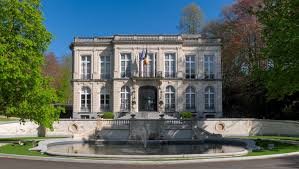 Paysage urbain à Auderghem avec ses immeubles typiques et rues bordées d'arbres, lié au service Débouchage Auderghem