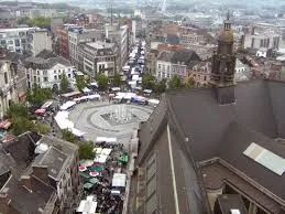 Vue urbaine de Charleroi avec bâtiments historiques, idéale pour services de débouchage Charleroi, rues animées et commerçantes.
