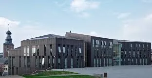 Rue pavée à Gembloux avec camion de débouchage, montrant l'expertise locale en plomberie et débouchage de canalisations.