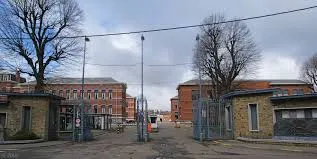 Scène urbaine avec vue sur une rue animée de Herstal, idéale pour le débouchage, service en plein cœur de la ville.