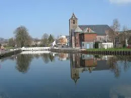 Débouchage La Louvière rue animée avec bâtiments historiques et trottoirs pavés typiques de cette ville belge dynamique