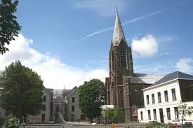 Équipe Débouchage Manage près de la Tour du Château, dans une rue pavée typique, offrant des services locaux rapides et efficaces