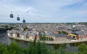 Vue aérienne d'un quartier historique de Namur, célèbre pour ses rues pavées, illustrant Débouchage Namur efficace.