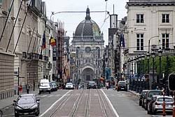 Vue d'une rue animée avec camions débouchage à Saint Josse Ten Noode, bâtiments bruxellois typiques en arrière-plan