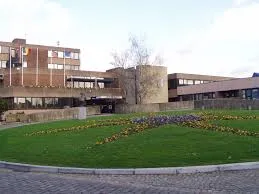 Vue panoramique sur Sambreville avec ses rues pittoresques et un camion de débouchage en action Débouchage Sambreville