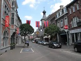 Vue pittoresque du centre-ville de Visé avec architecture locale dédiée au service de Débouchage Visé efficacement.