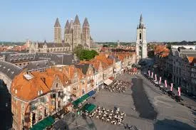 Rue animée de Wavre avec plombier en action pour débouchage Wavre devant bâtiments historiques et commerces locaux