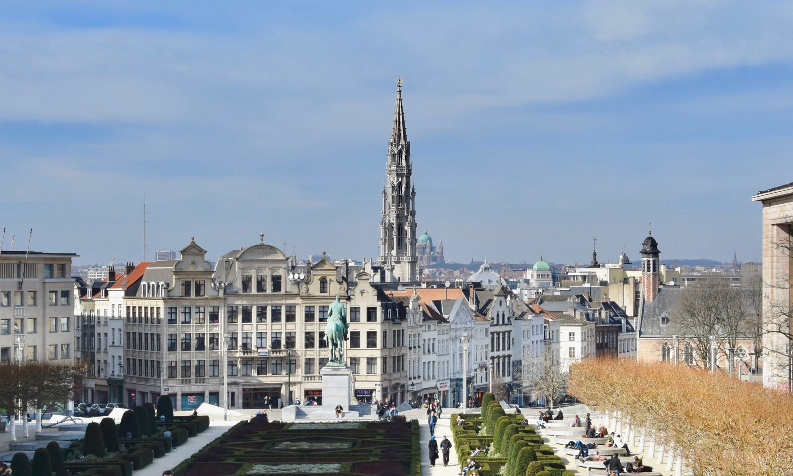 Canal de Bruxelles bordé d'arbres, reflet des immeubles, évoquant le service de débouchage Bruxelles efficace et local.